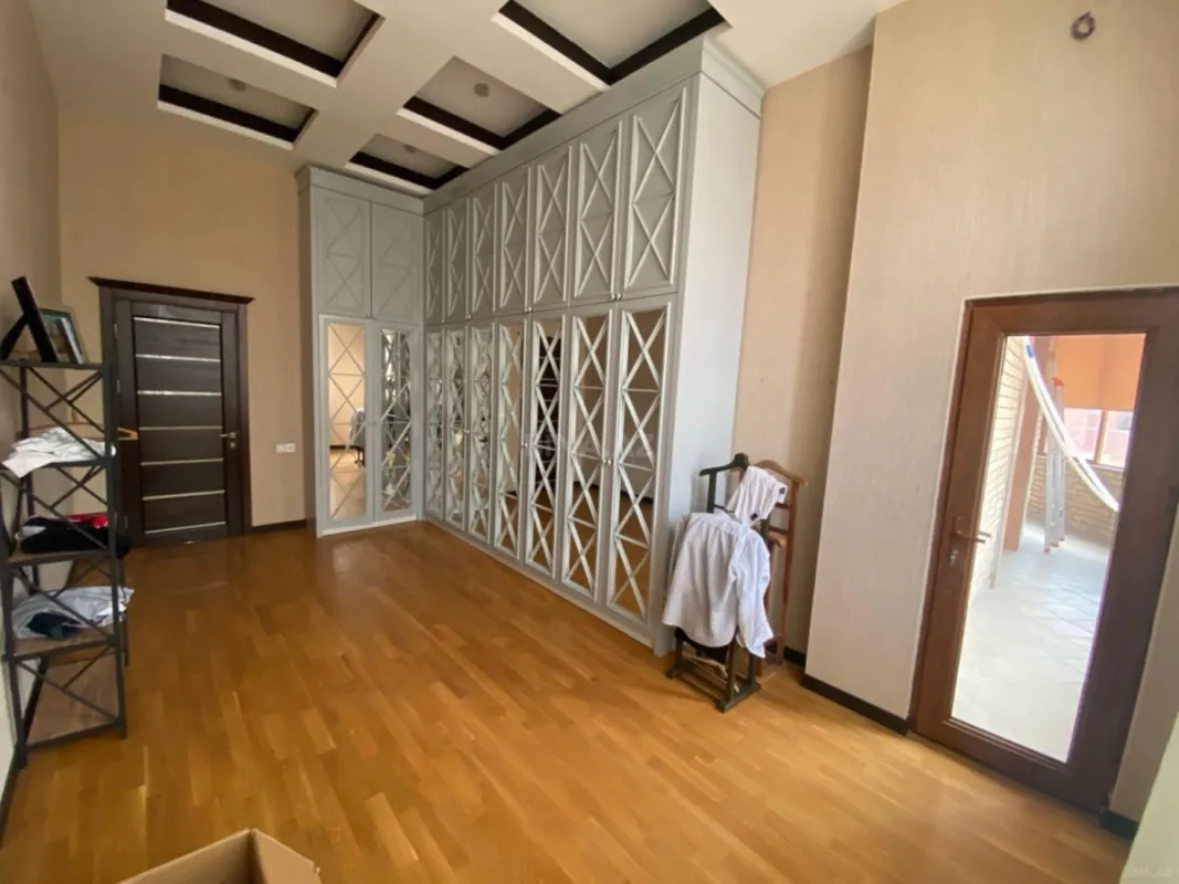 Satılır 4 otaqlı mənzil 210 m²
