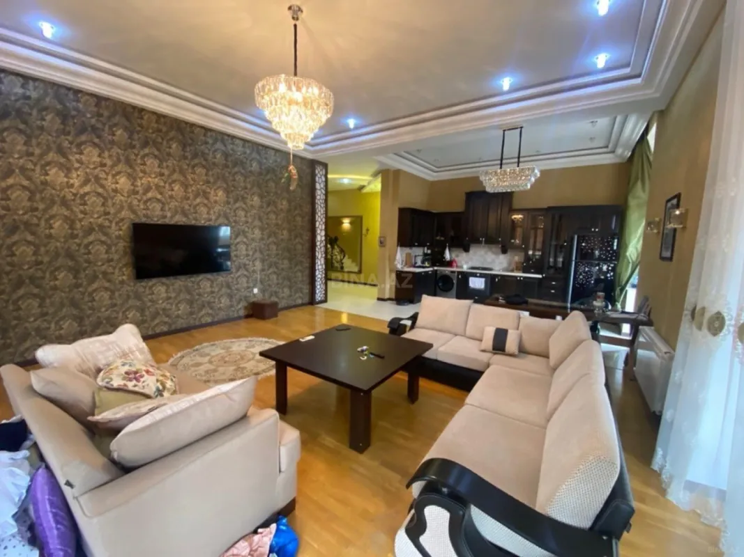 Satılır 4 otaqlı mənzil 210 m²