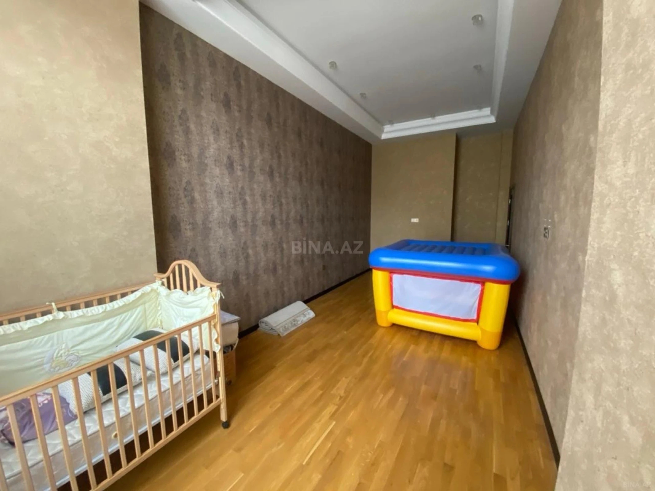 Satılır 4 otaqlı mənzil 210 m²