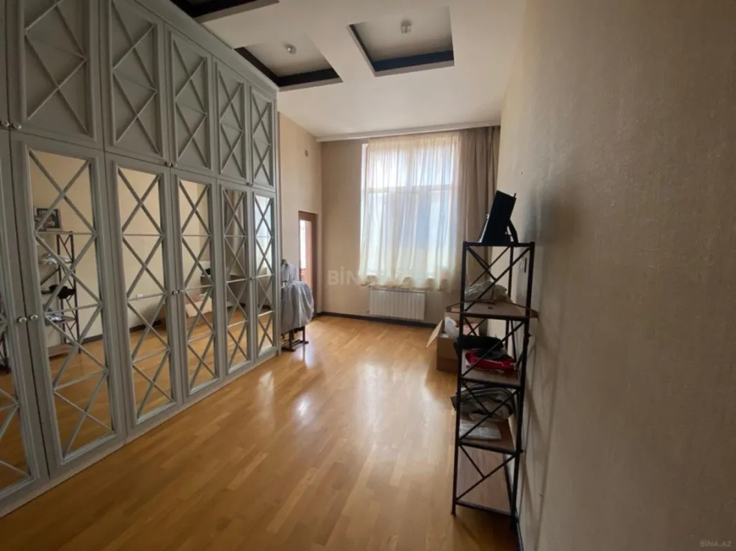 Satılır 4 otaqlı mənzil 210 m²