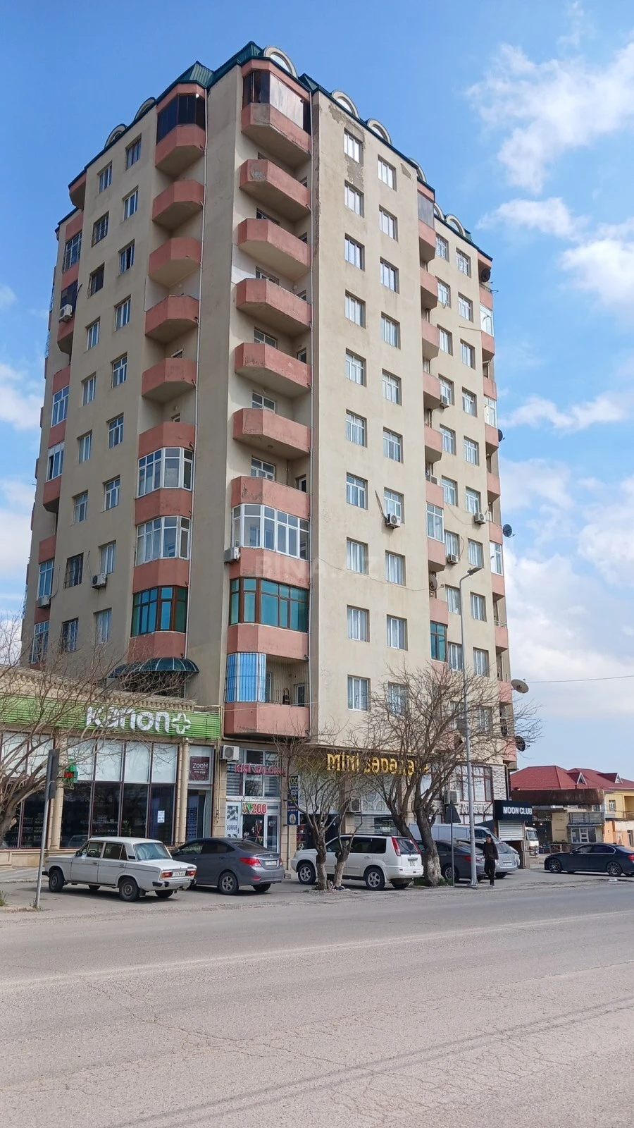 Satılır 3 otaqlı mənzil 141 m²