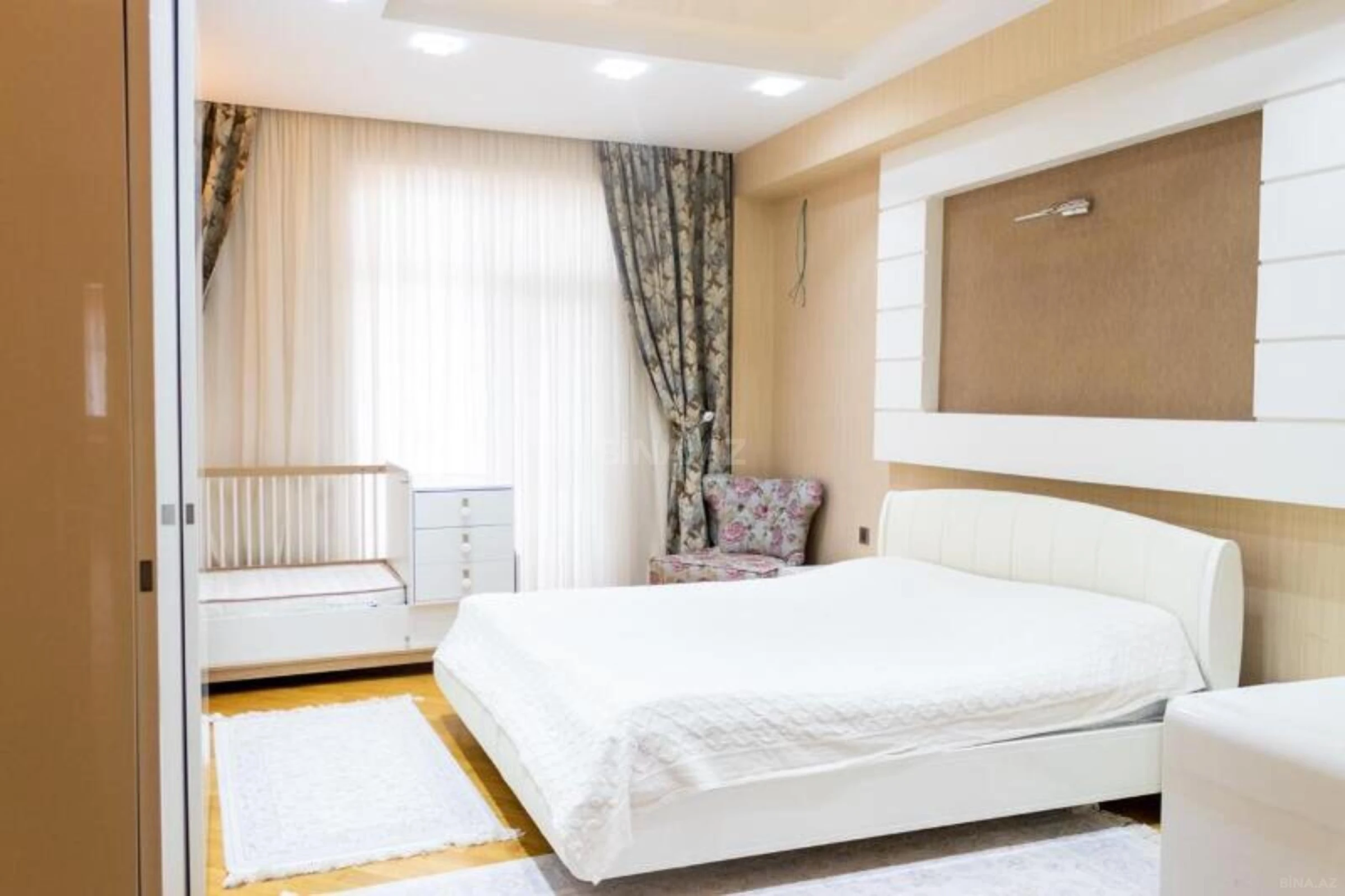 Satılır 3 otaqlı mənzil 138 m²