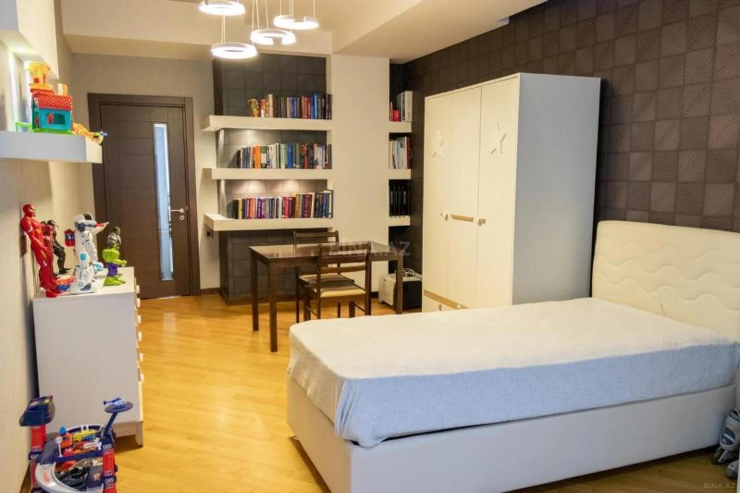 Satılır 3 otaqlı mənzil 138 m²