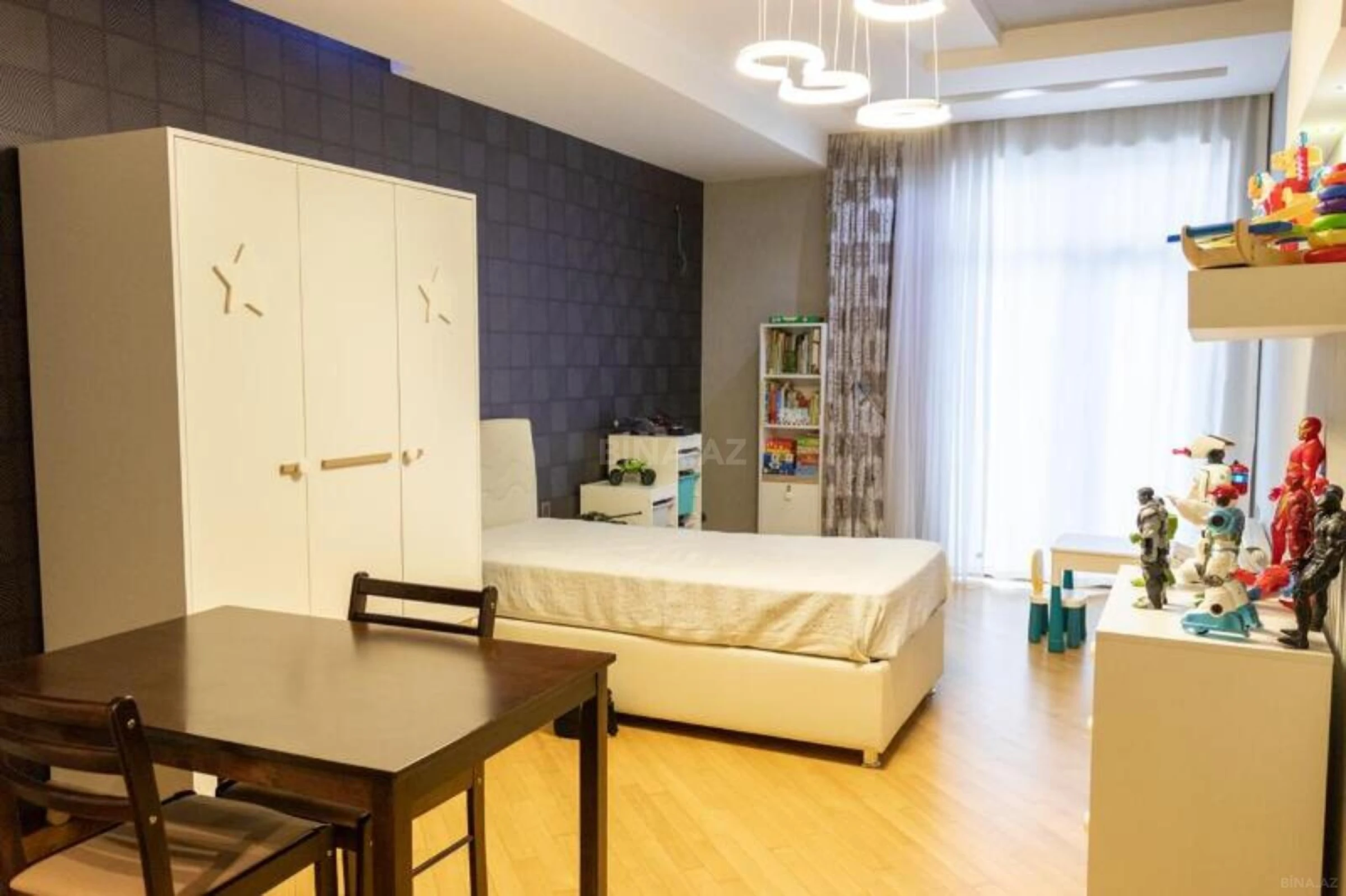 Satılır 3 otaqlı mənzil 138 m²