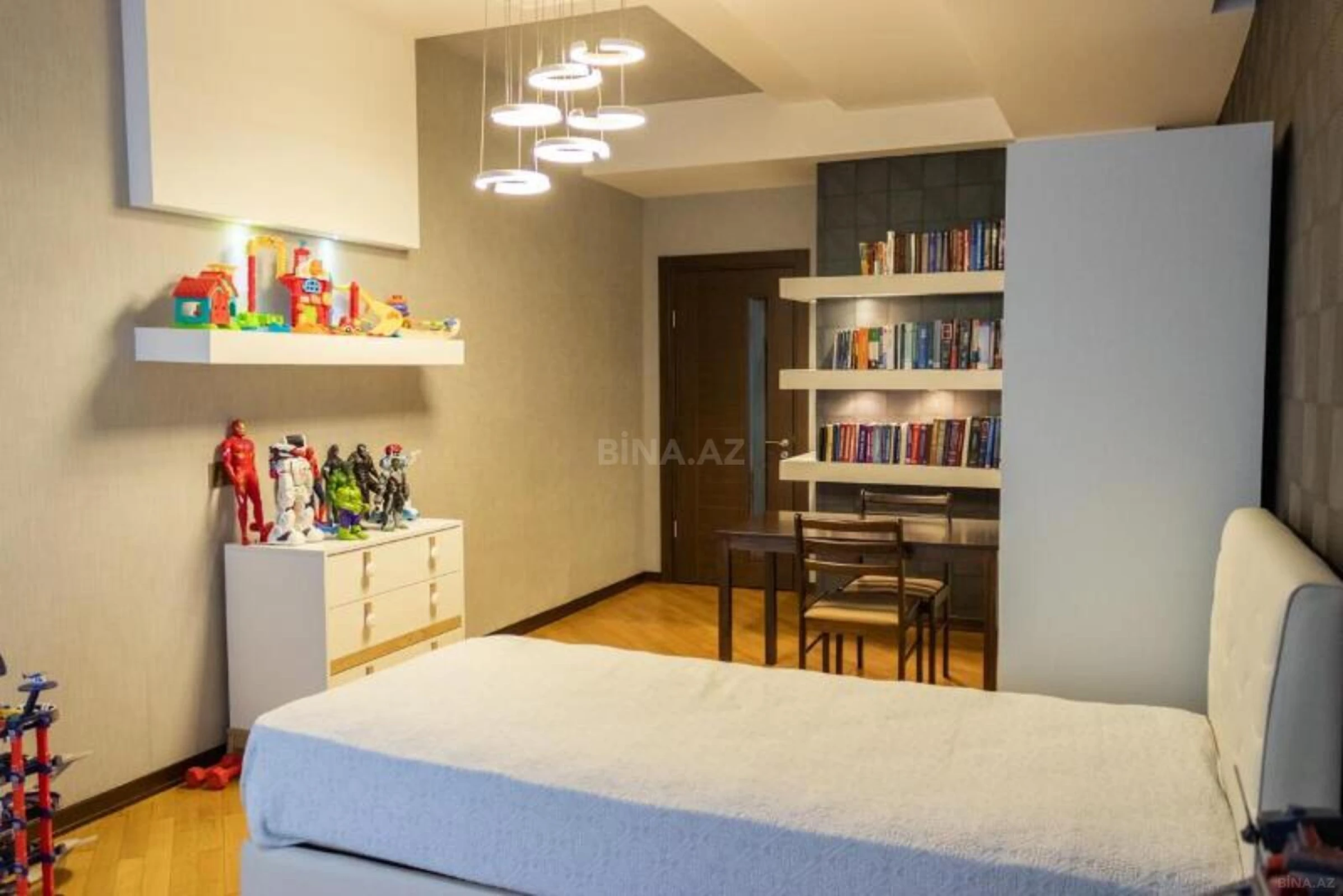 Satılır 3 otaqlı mənzil 138 m²