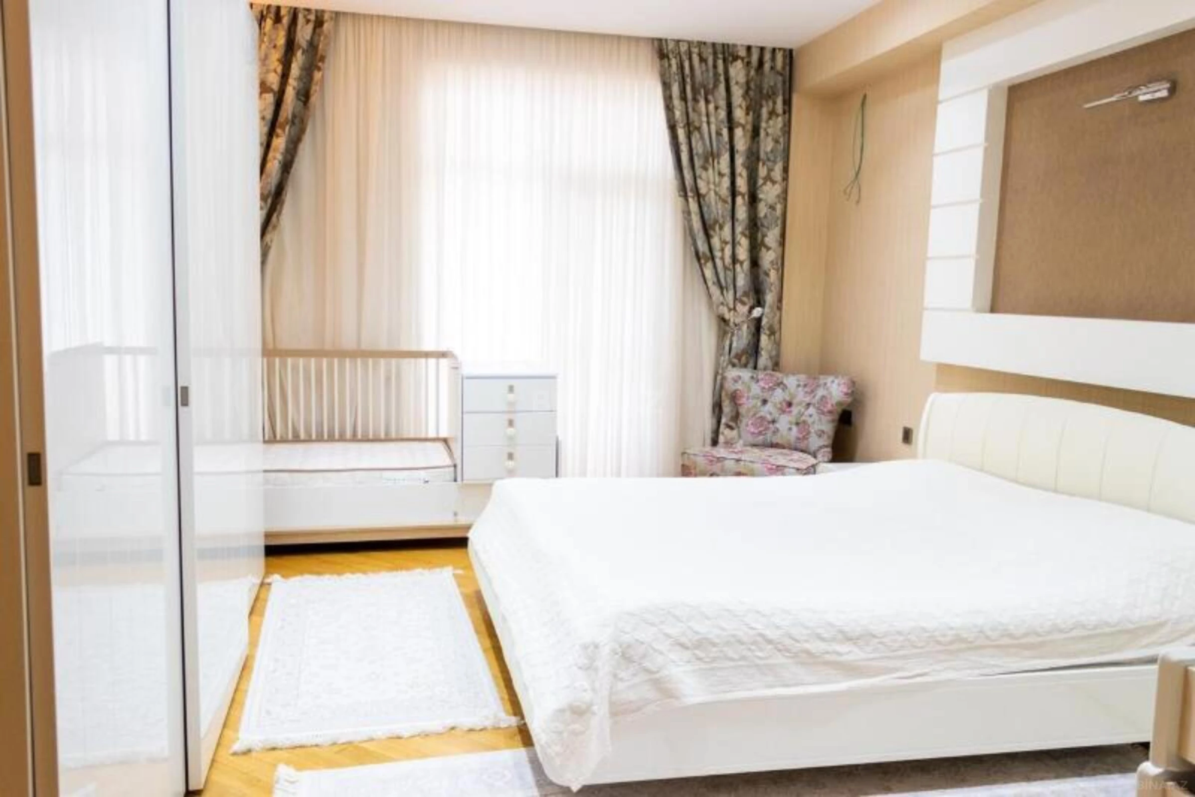 Satılır 3 otaqlı mənzil 138 m²