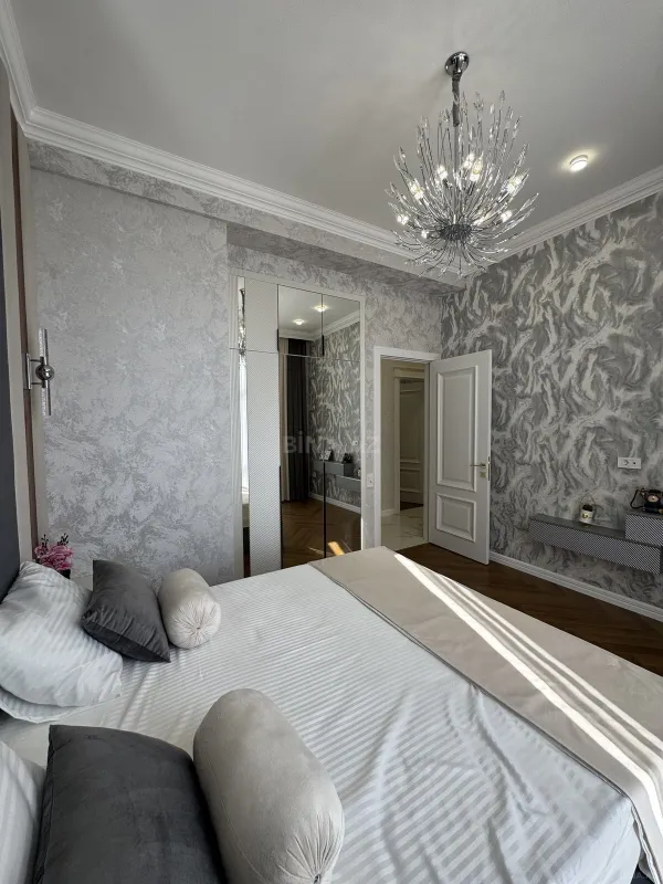 Satılır 3 otaqlı mənzil 130 m²