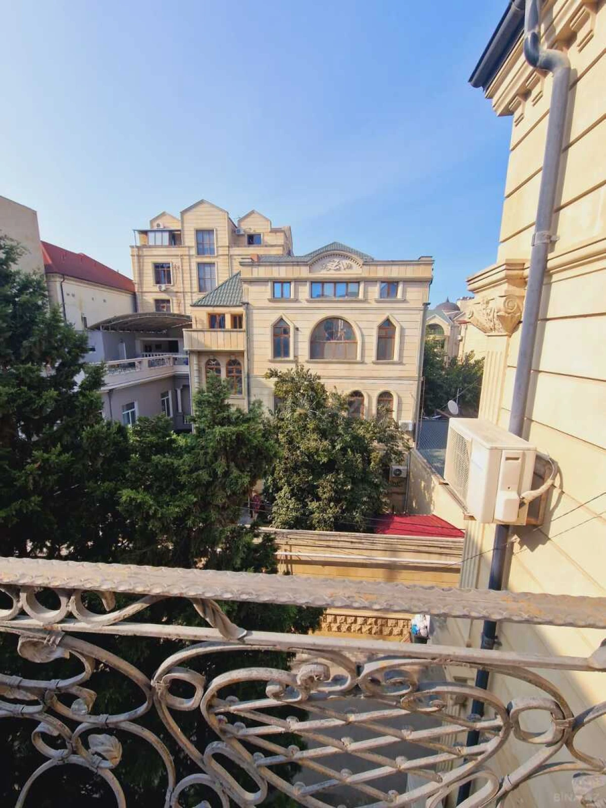 Satılır 8 otaqlı həyət evi 500 m²