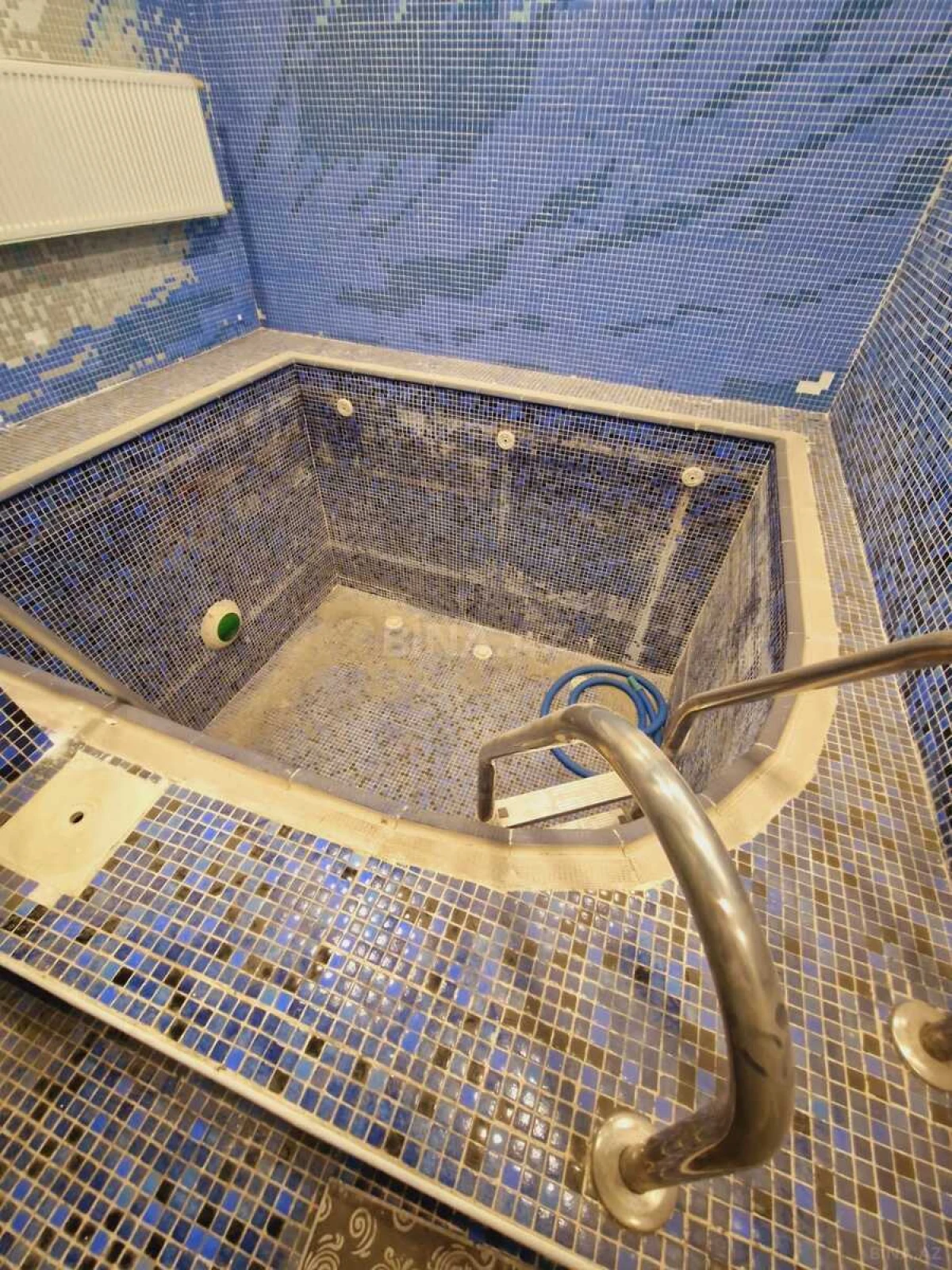 Satılır 8 otaqlı həyət evi 500 m²