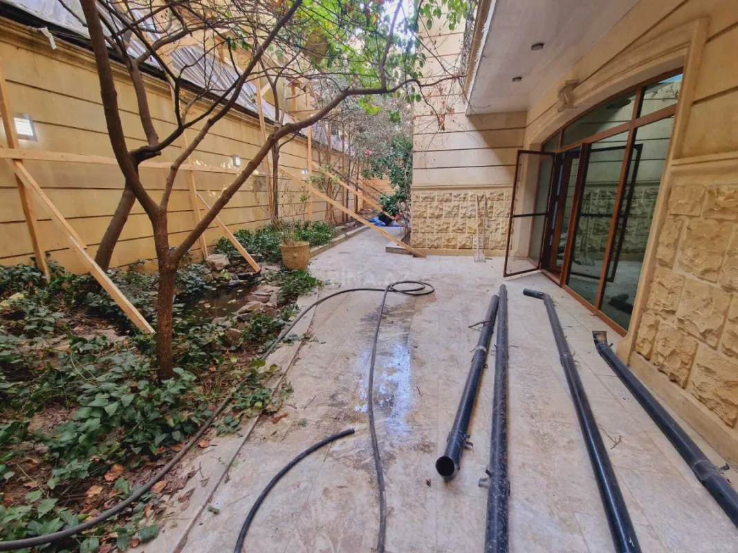 Satılır 8 otaqlı həyət evi 500 m²