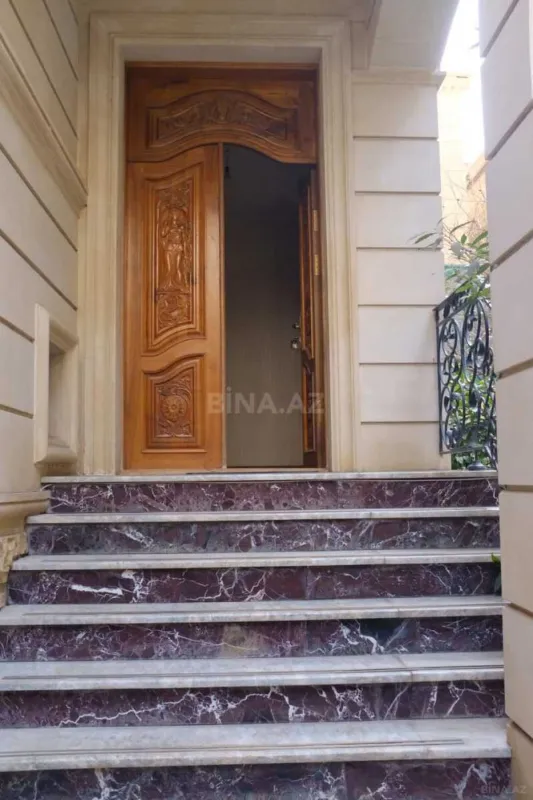 Satılır 8 otaqlı həyət evi 500 m²