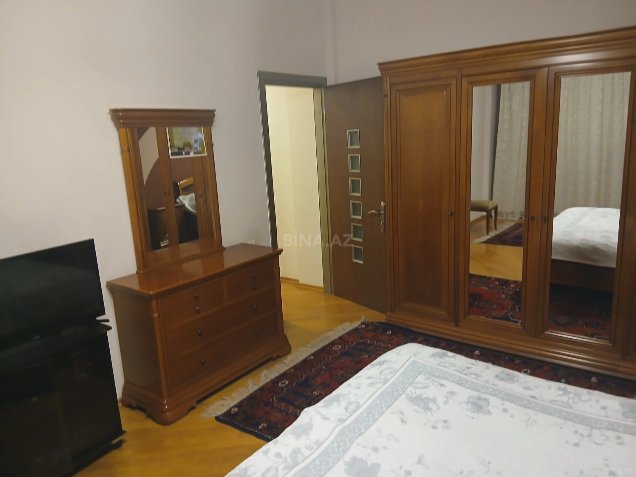 Satılır 5 otaqlı mənzil 220 m²