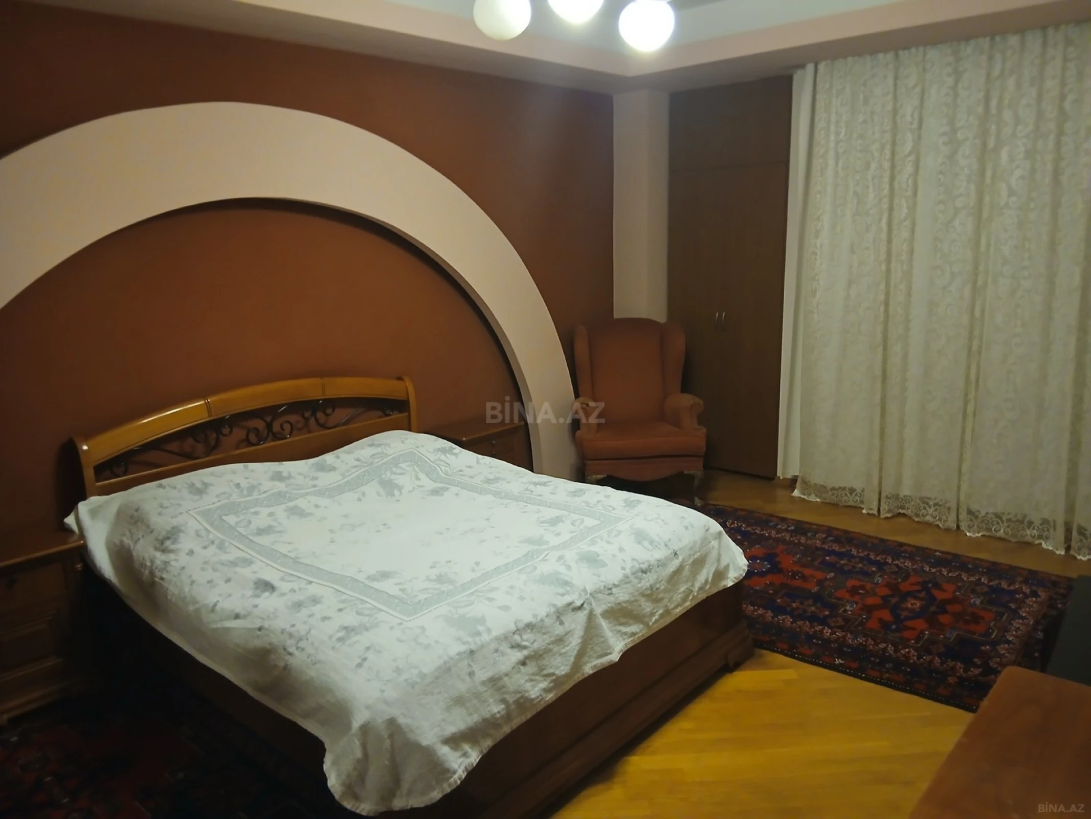Satılır 5 otaqlı mənzil 220 m²