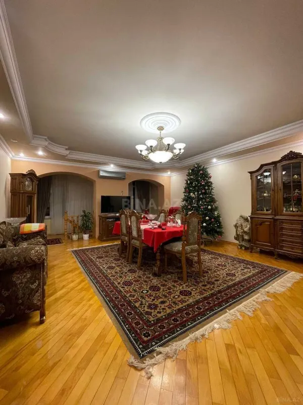 Satılır 5 otaqlı mənzil 350 m²