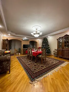 Satılır 5 otaqlı mənzil 350 m²