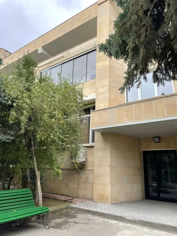 Satılır 5 otaqlı mənzil 350 m²