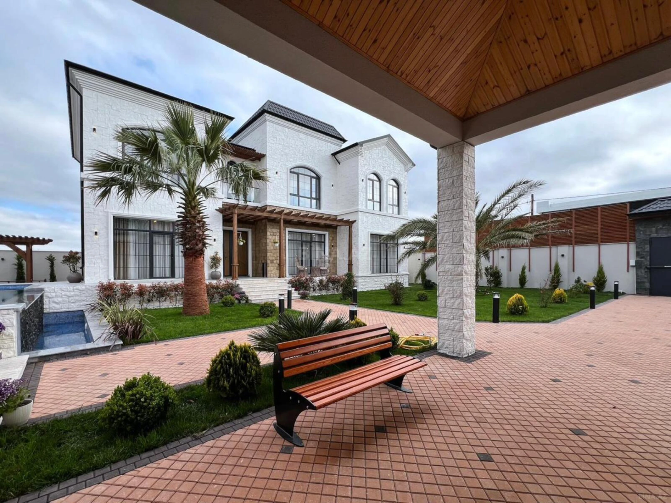 Satılır 6 otaqlı həyət evi 400 m²