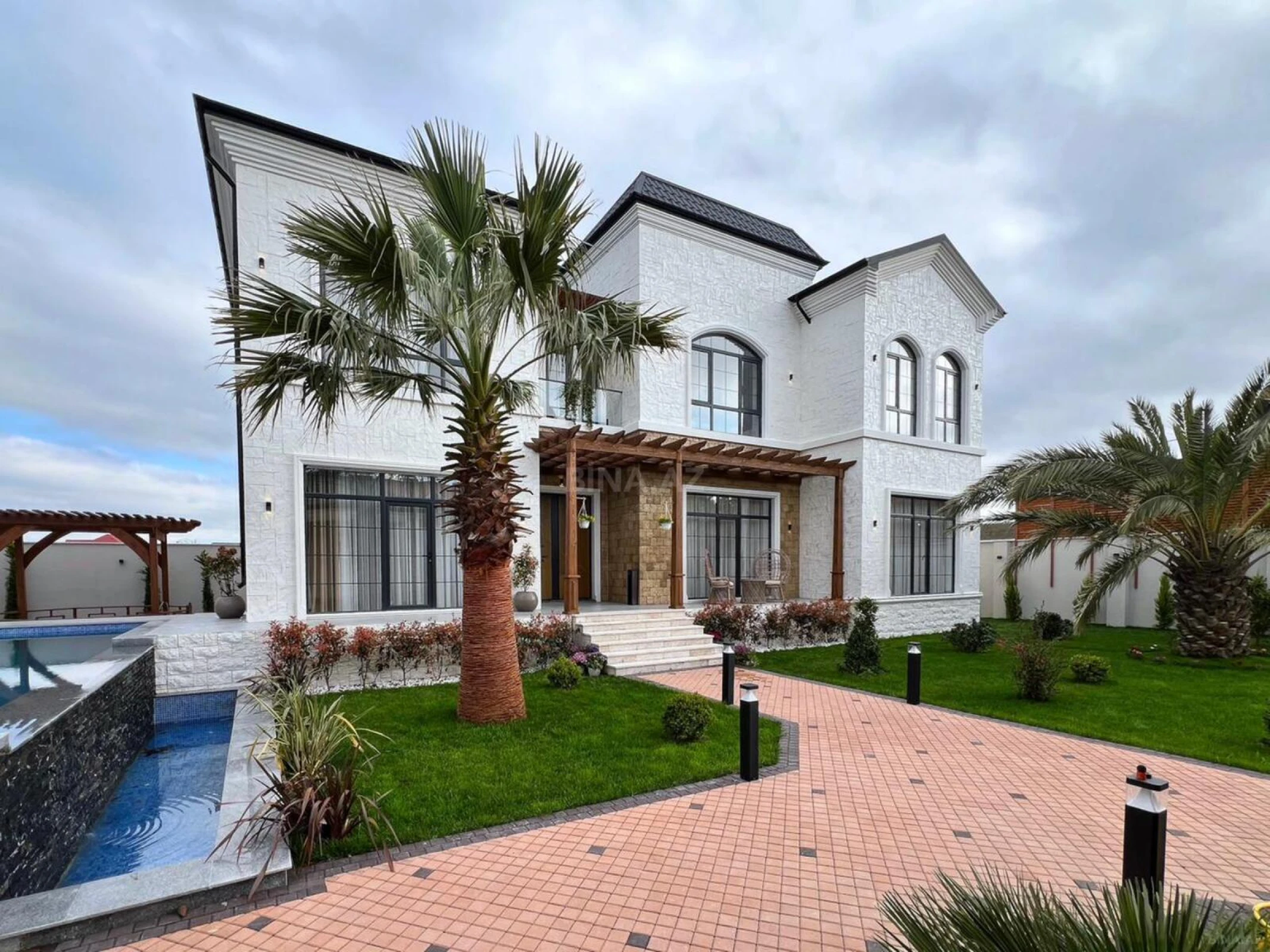 Satılır 6 otaqlı həyət evi 400 m²