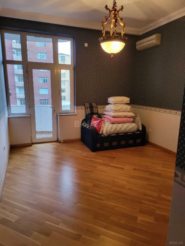 Satılır 5 otaqlı mənzil 210 m²