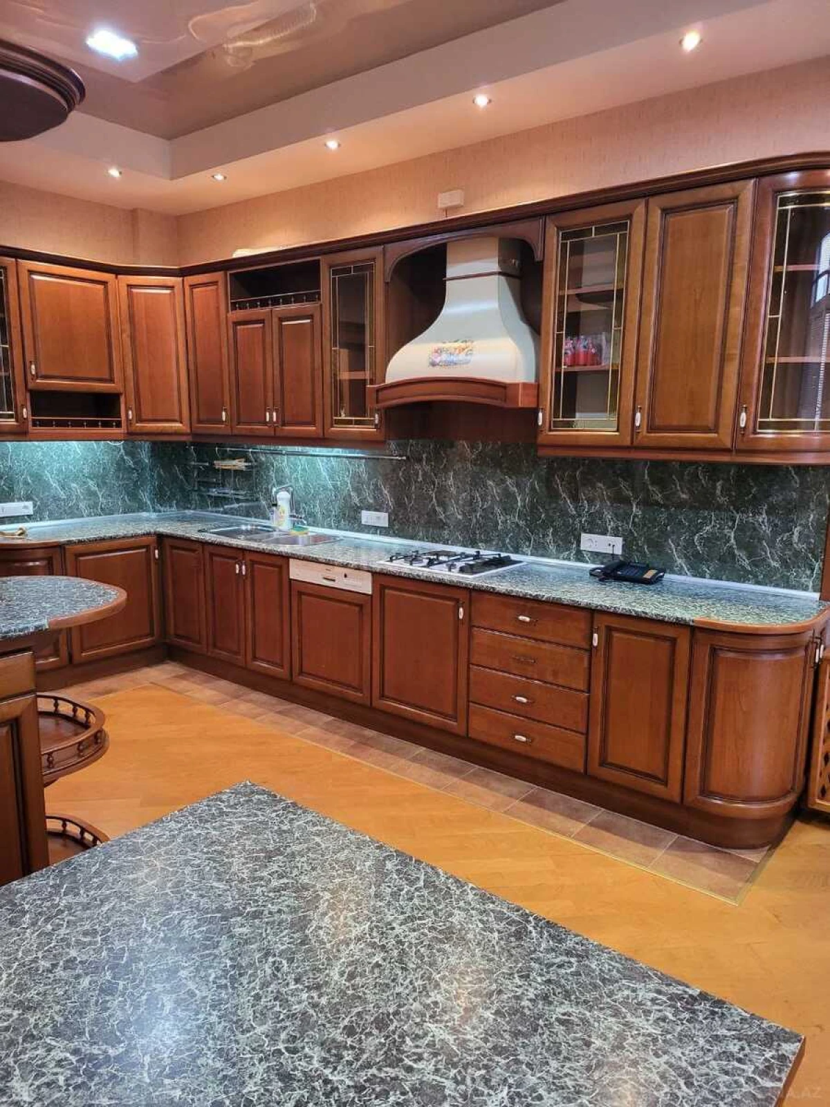 Satılır 5 otaqlı mənzil 210 m²