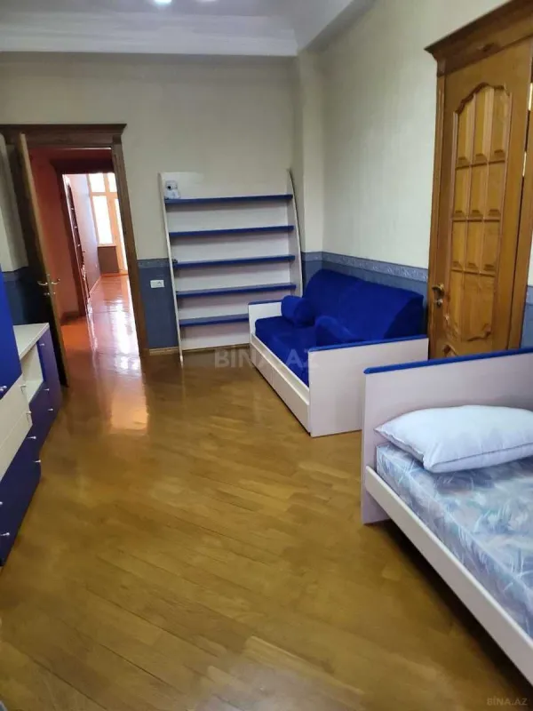 Satılır 5 otaqlı mənzil 210 m²