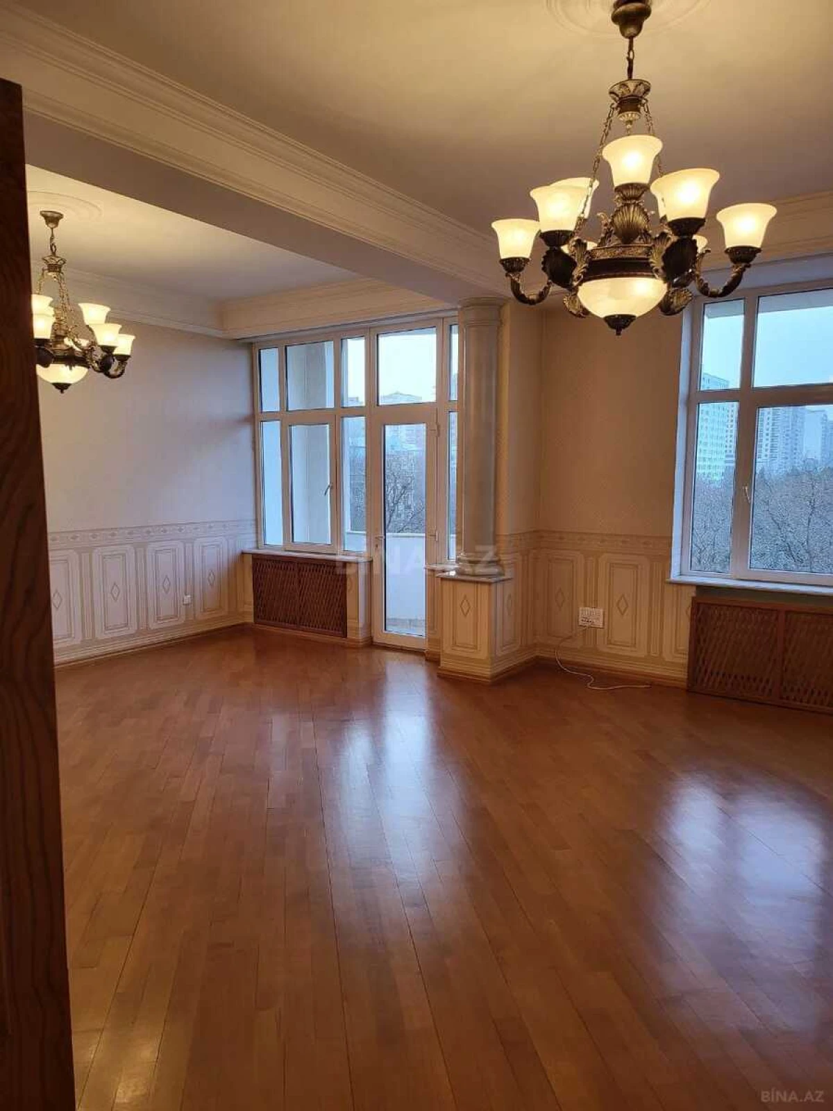 Satılır 5 otaqlı mənzil 210 m²