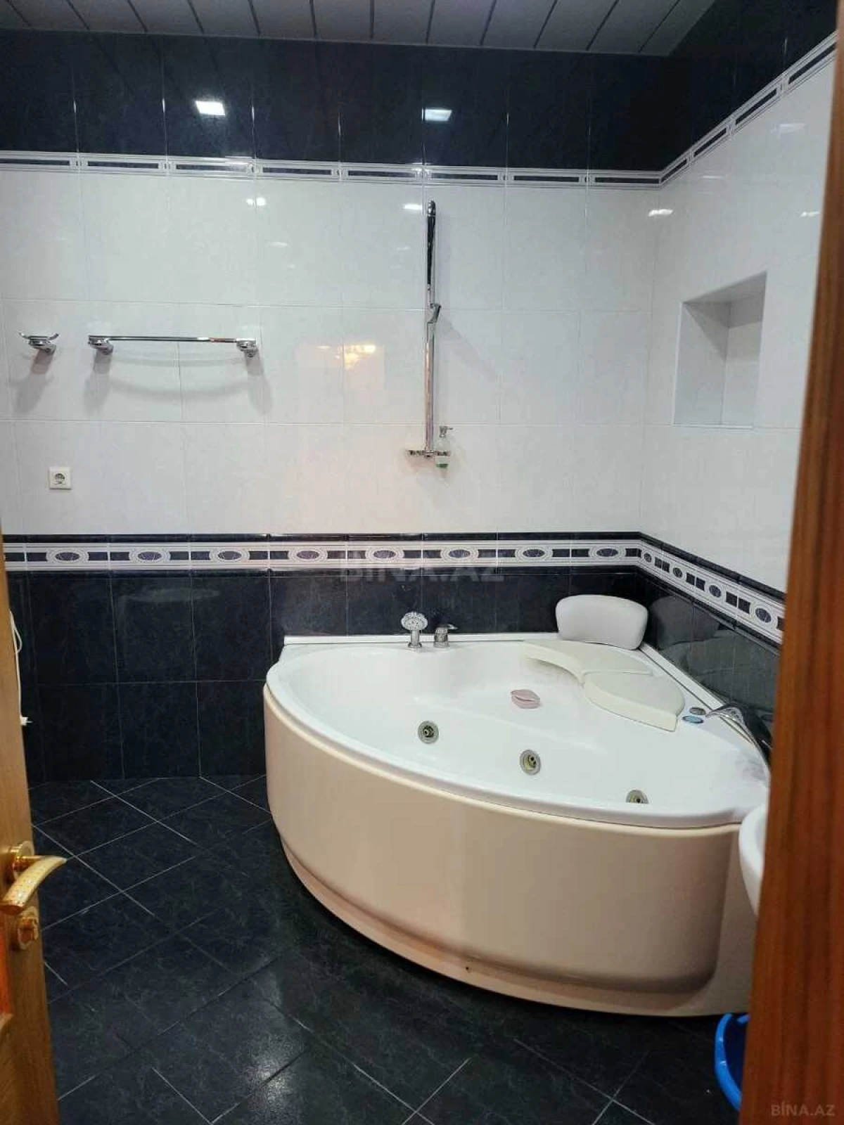 Satılır 5 otaqlı mənzil 210 m²