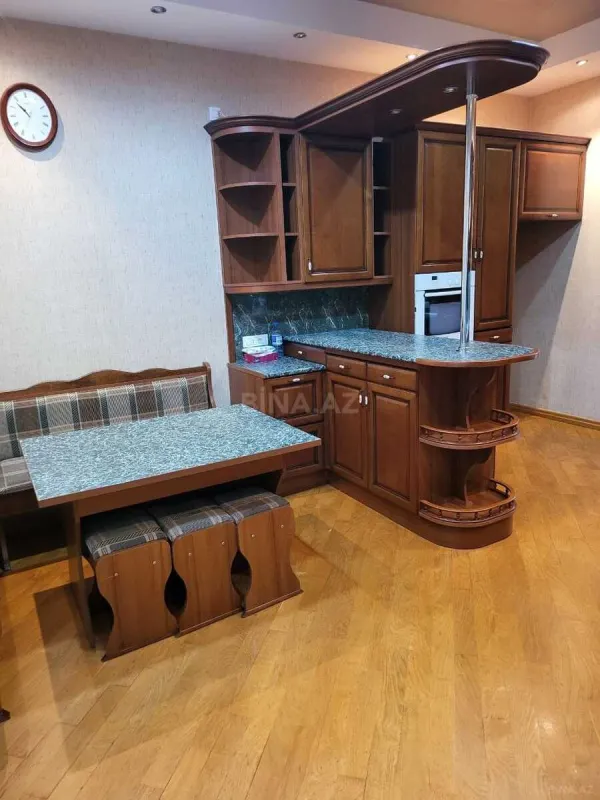 Satılır 5 otaqlı mənzil 210 m²