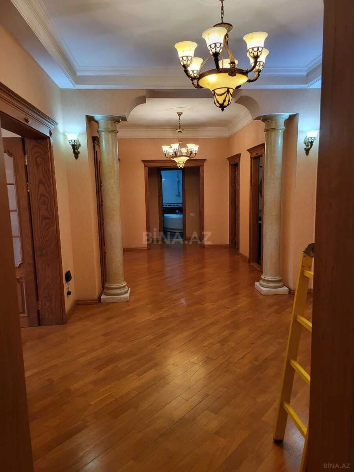 Satılır 5 otaqlı mənzil 210 m²
