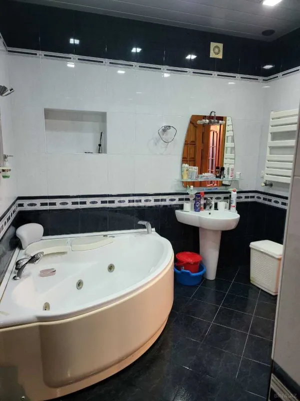 Satılır 5 otaqlı mənzil 210 m²