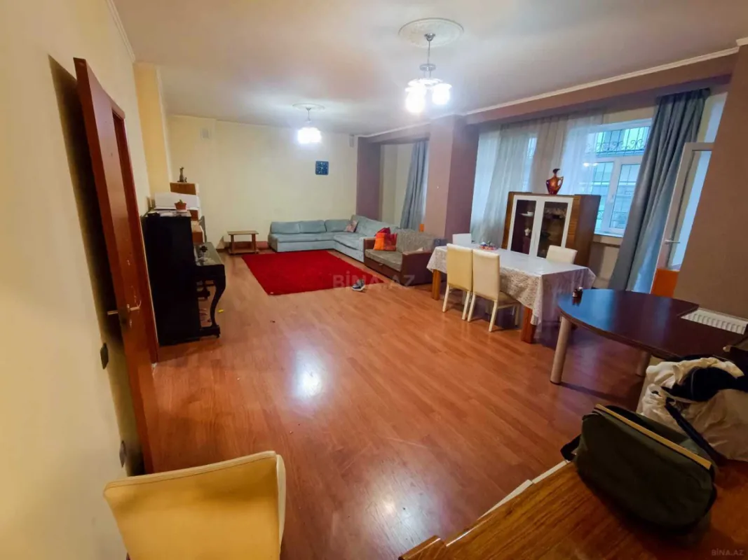 Satılır 4 otaqlı mənzil 136 m²