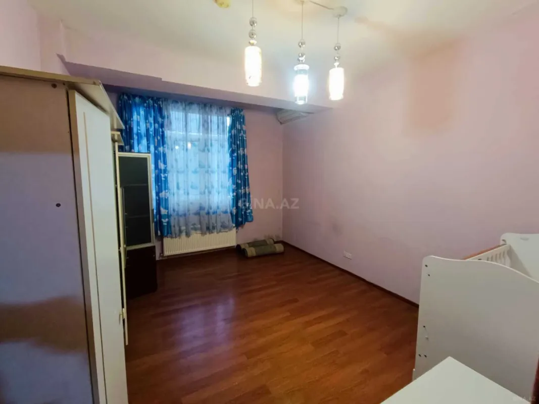 Satılır 4 otaqlı mənzil 136 m²