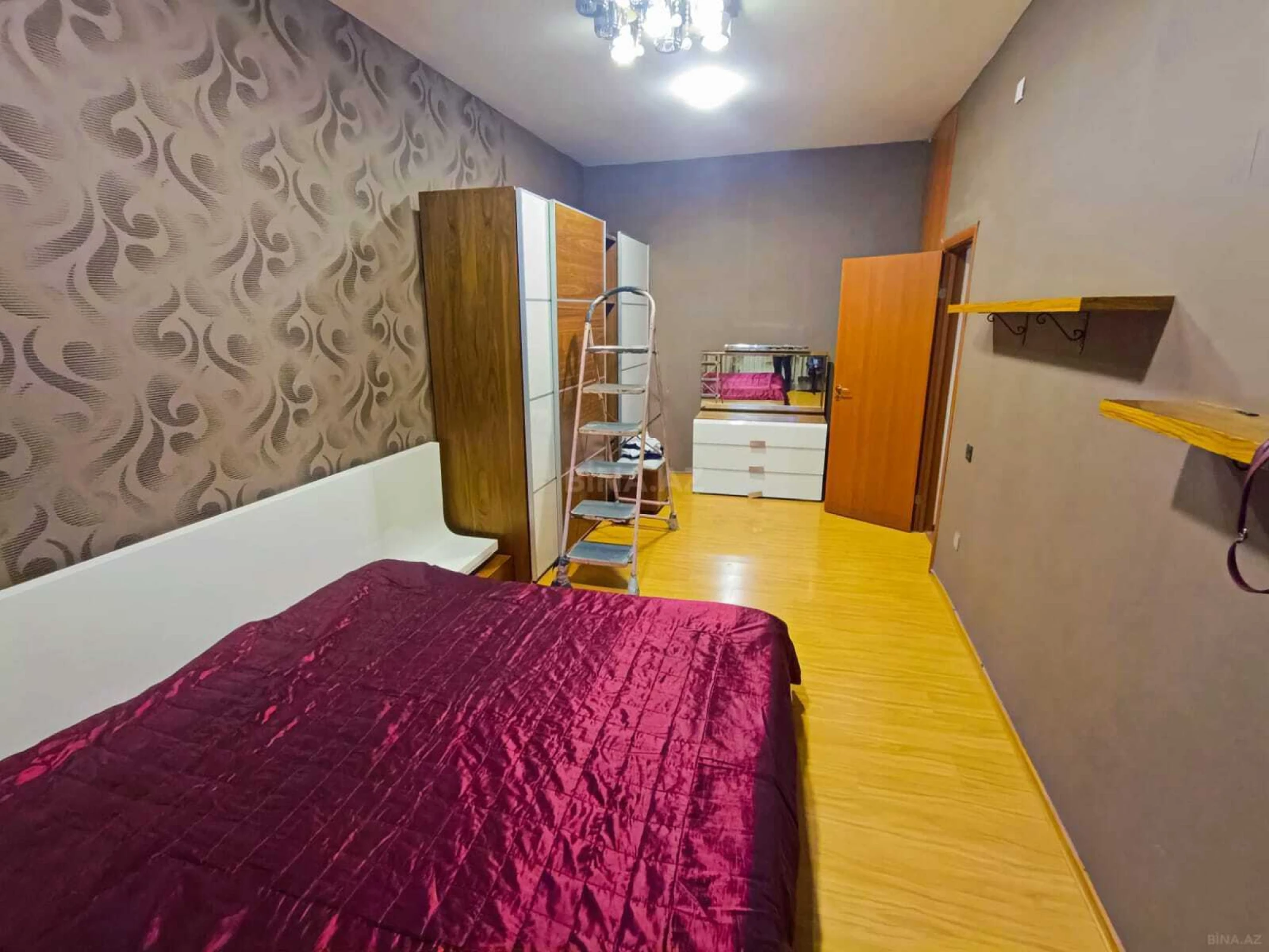 Satılır 4 otaqlı mənzil 136 m²