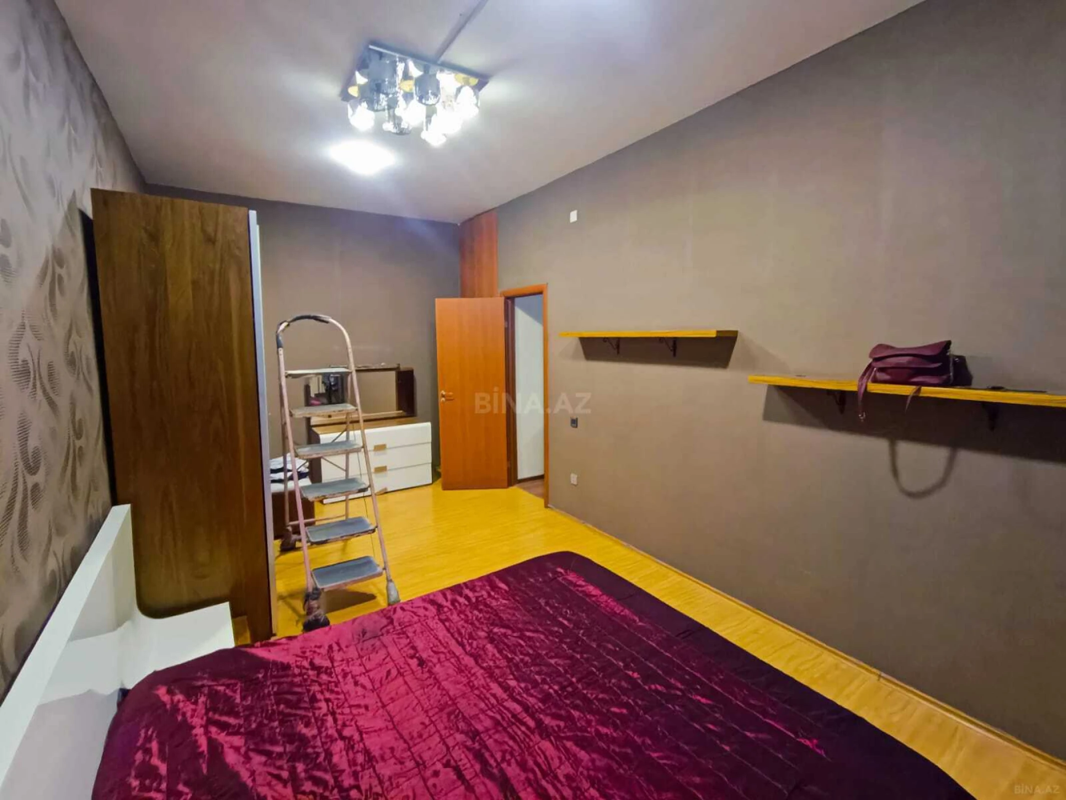 Satılır 4 otaqlı mənzil 136 m²