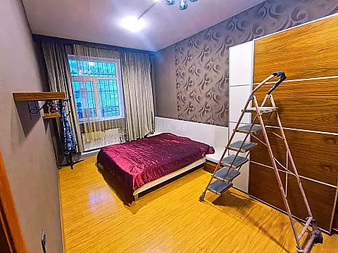 Satılır 4 otaqlı mənzil 136 m²
