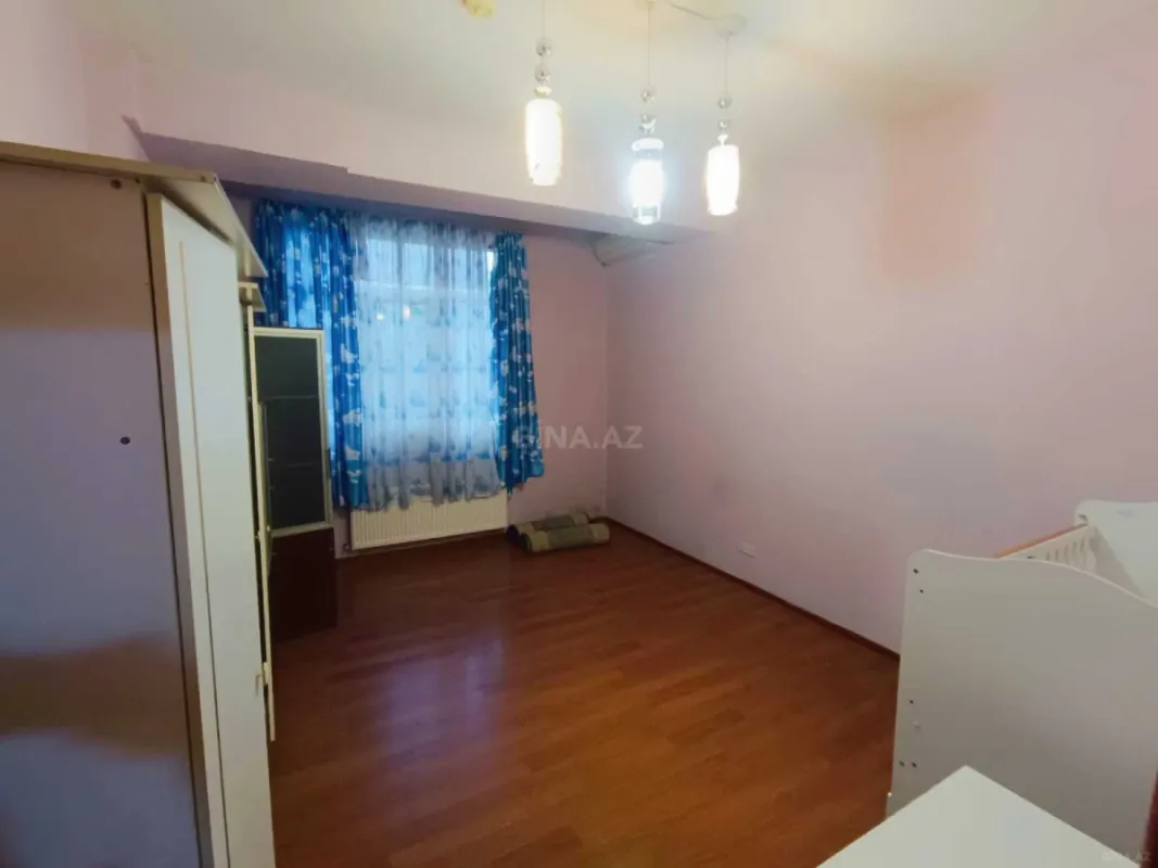 Satılır 4 otaqlı mənzil 136 m²