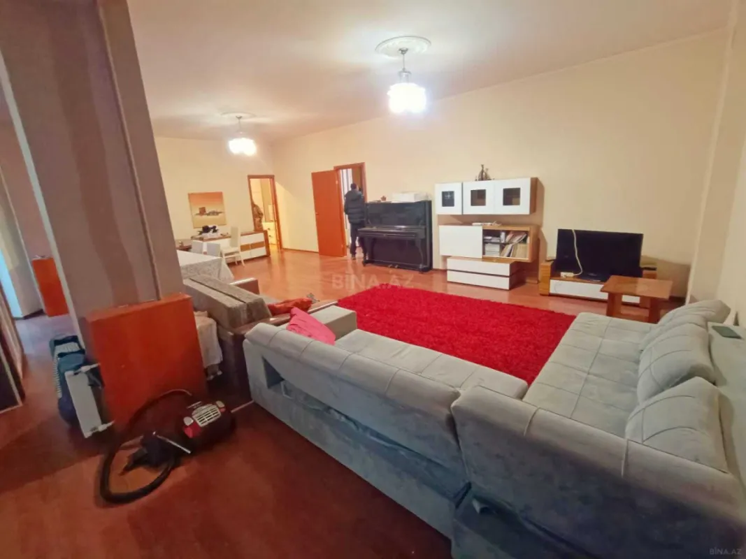 Satılır 4 otaqlı mənzil 136 m²