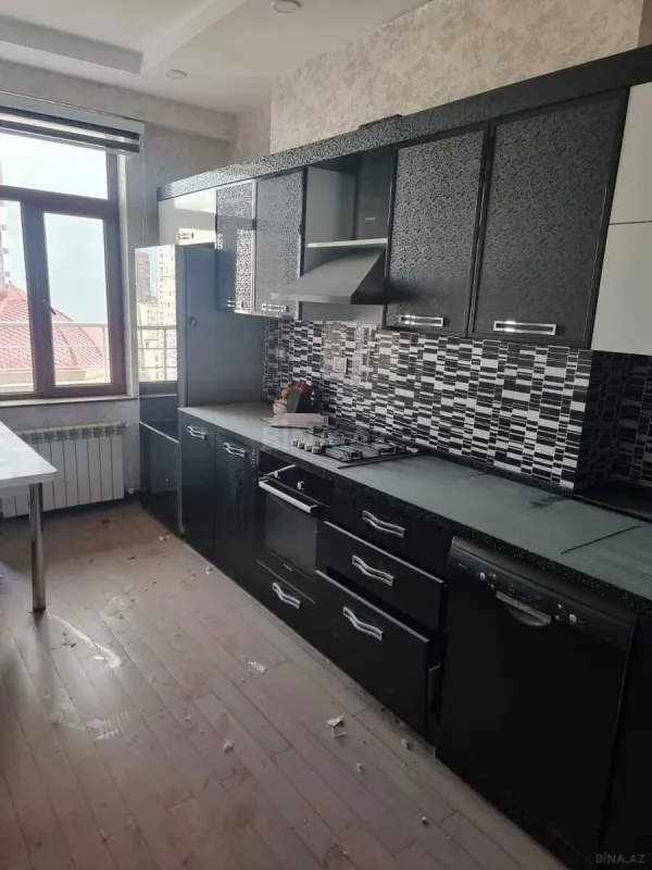 Satılır 3 otaqlı mənzil 153 m²