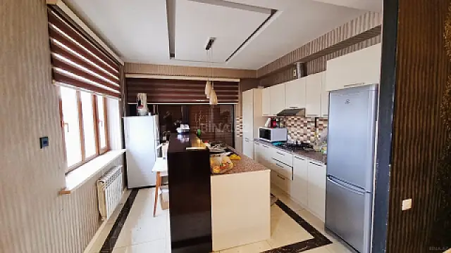 Satılır 4 otaqlı mənzil 132 m²