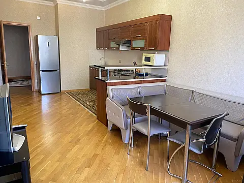 Kirayə verilir 2 otaqlı mənzil 105 m²