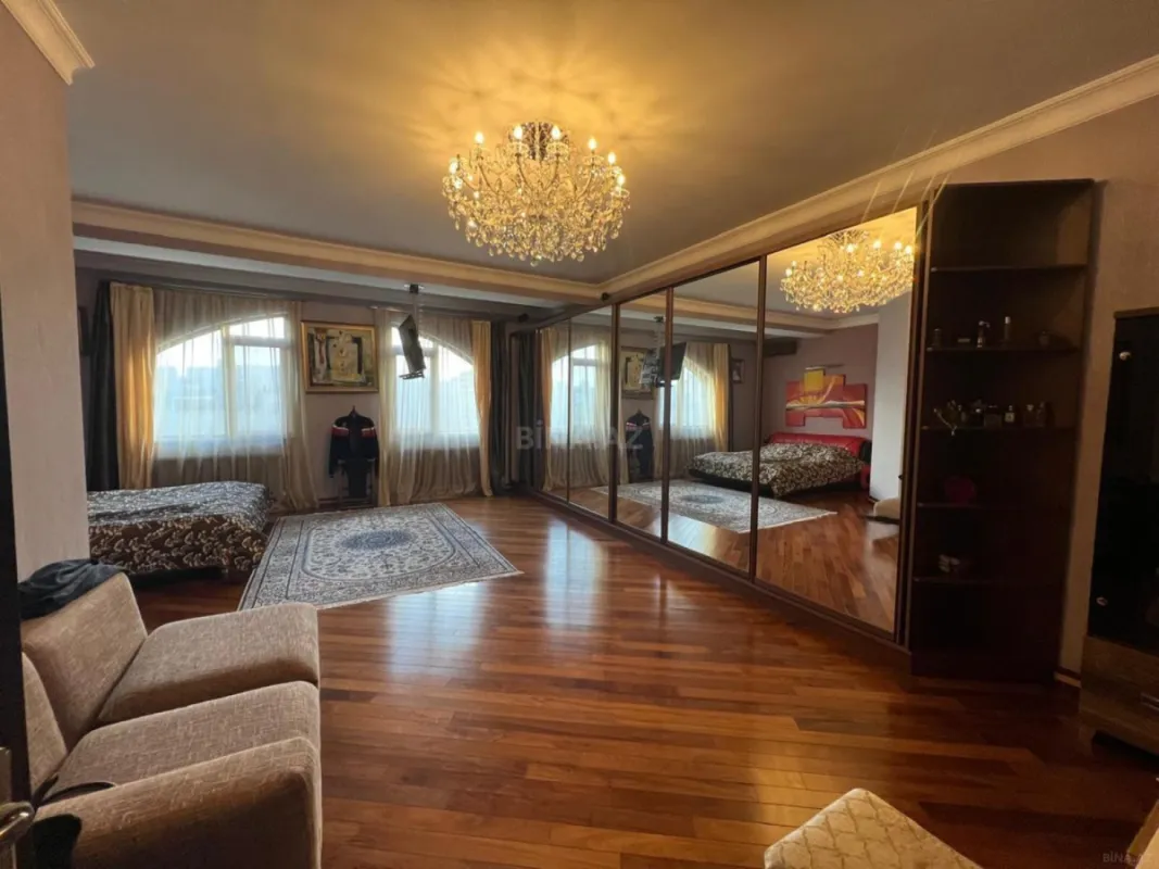Satılır 4 otaqlı mənzil 220 m²