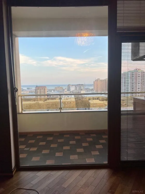 Satılır 4 otaqlı mənzil 220 m²