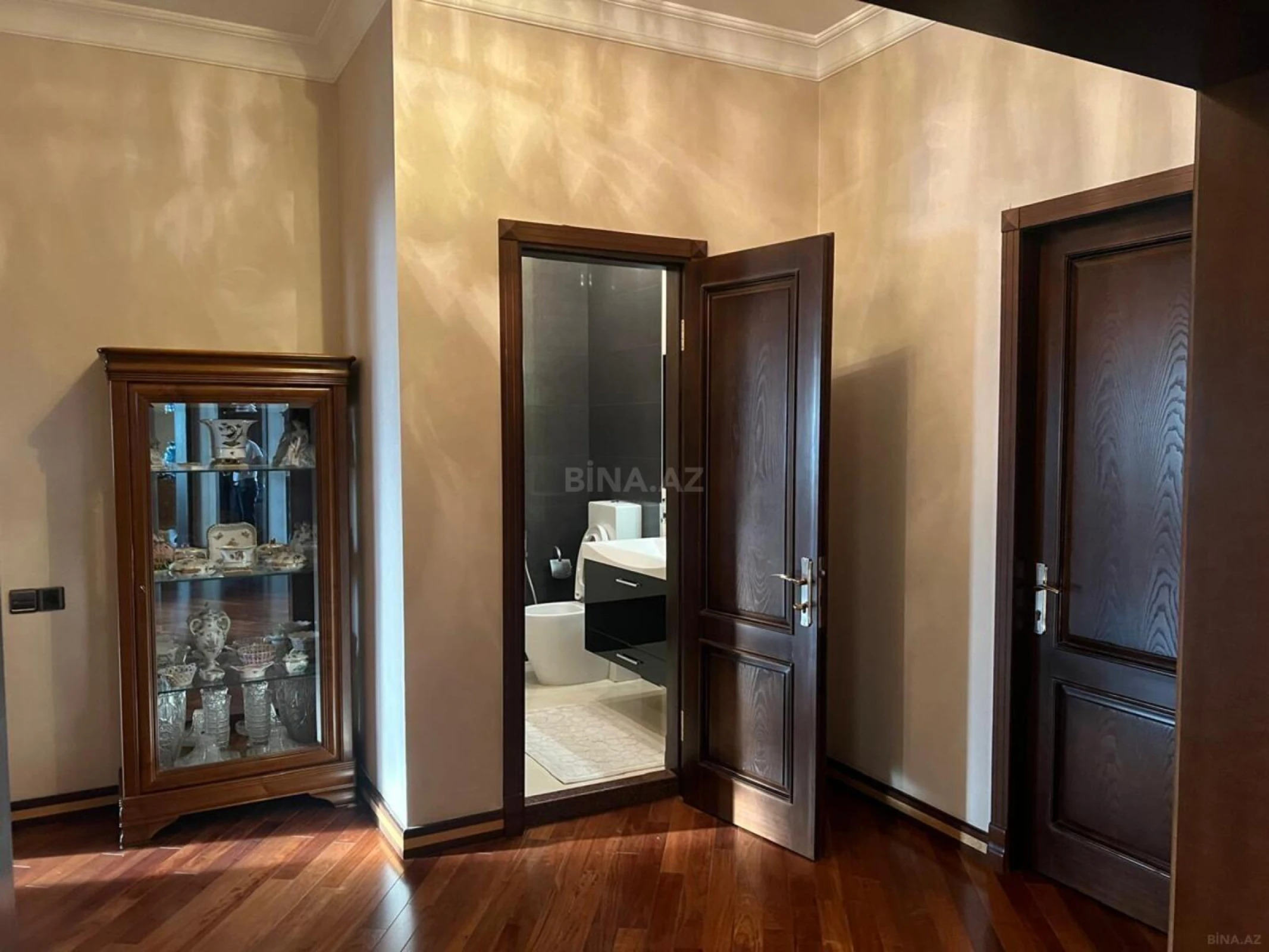 Satılır 4 otaqlı mənzil 220 m²