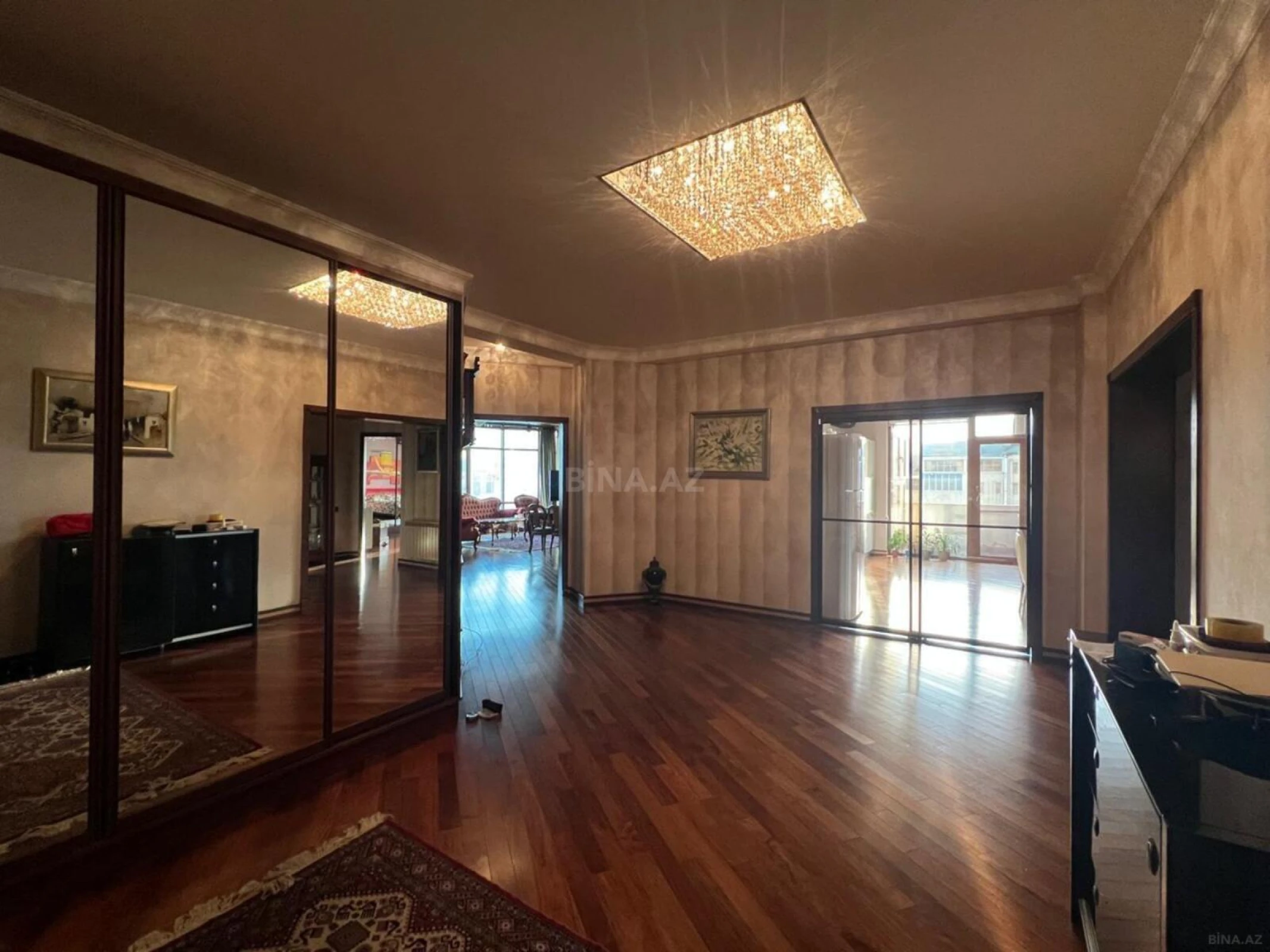Satılır 4 otaqlı mənzil 220 m²