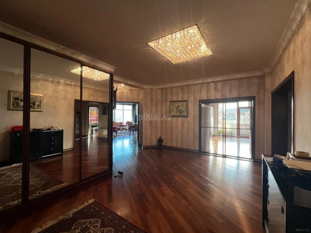 Satılır 4 otaqlı mənzil 220 m²