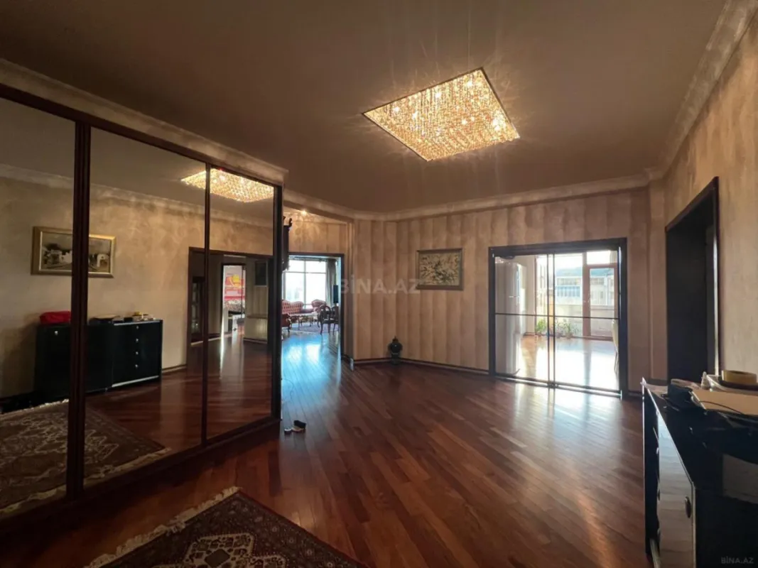 Satılır 4 otaqlı mənzil 220 m²