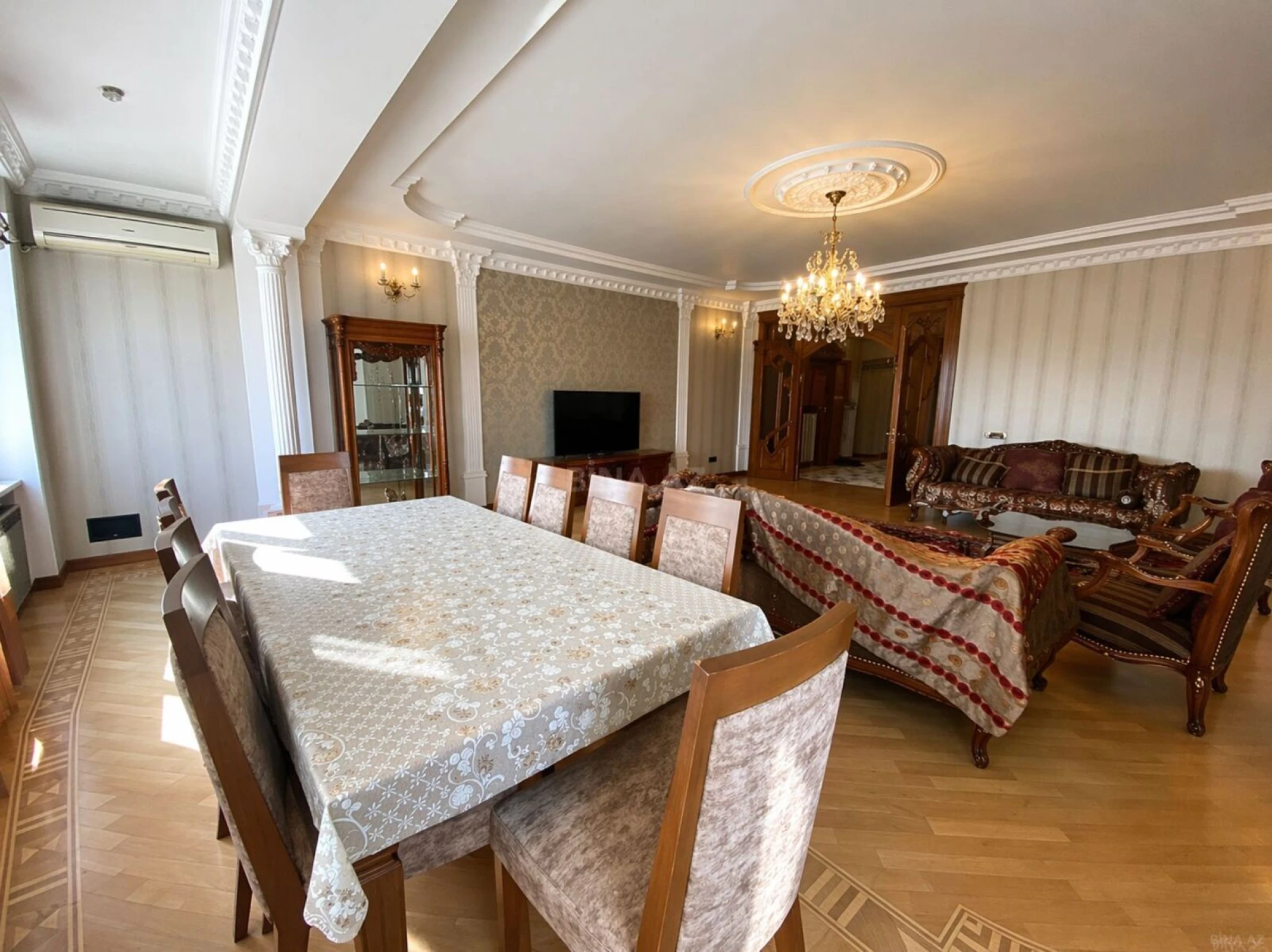 Satılır 4 otaqlı mənzil 230 m²