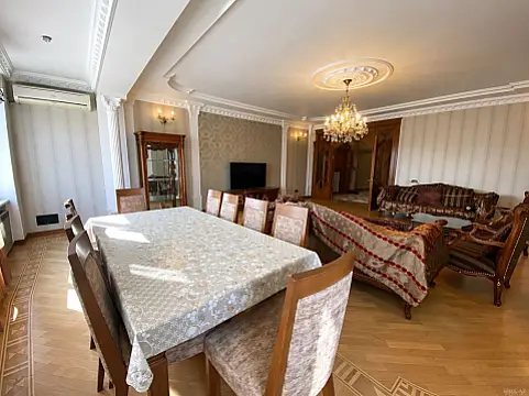 Satılır 4 otaqlı mənzil 230 m²