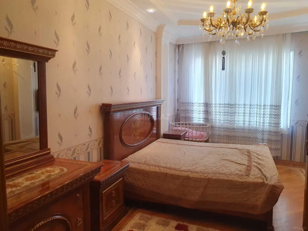 Satılır 4 otaqlı mənzil 230 m²