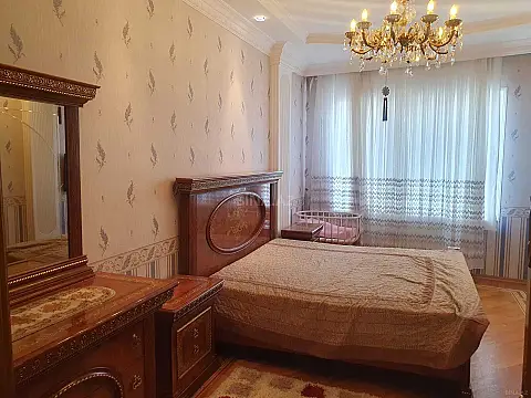 Satılır 4 otaqlı mənzil 230 m²